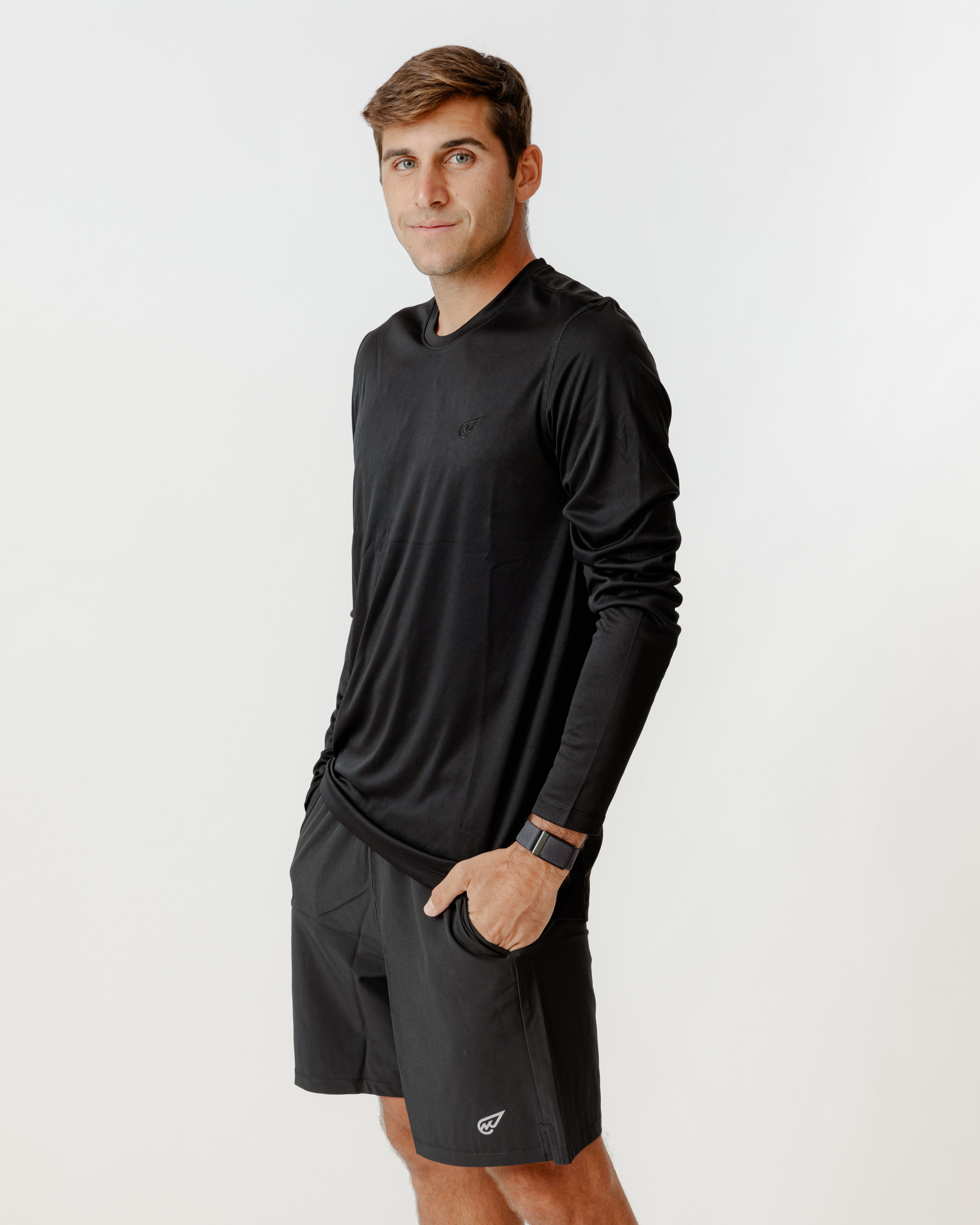 تي شيرت مطرز بأكمام طويلة