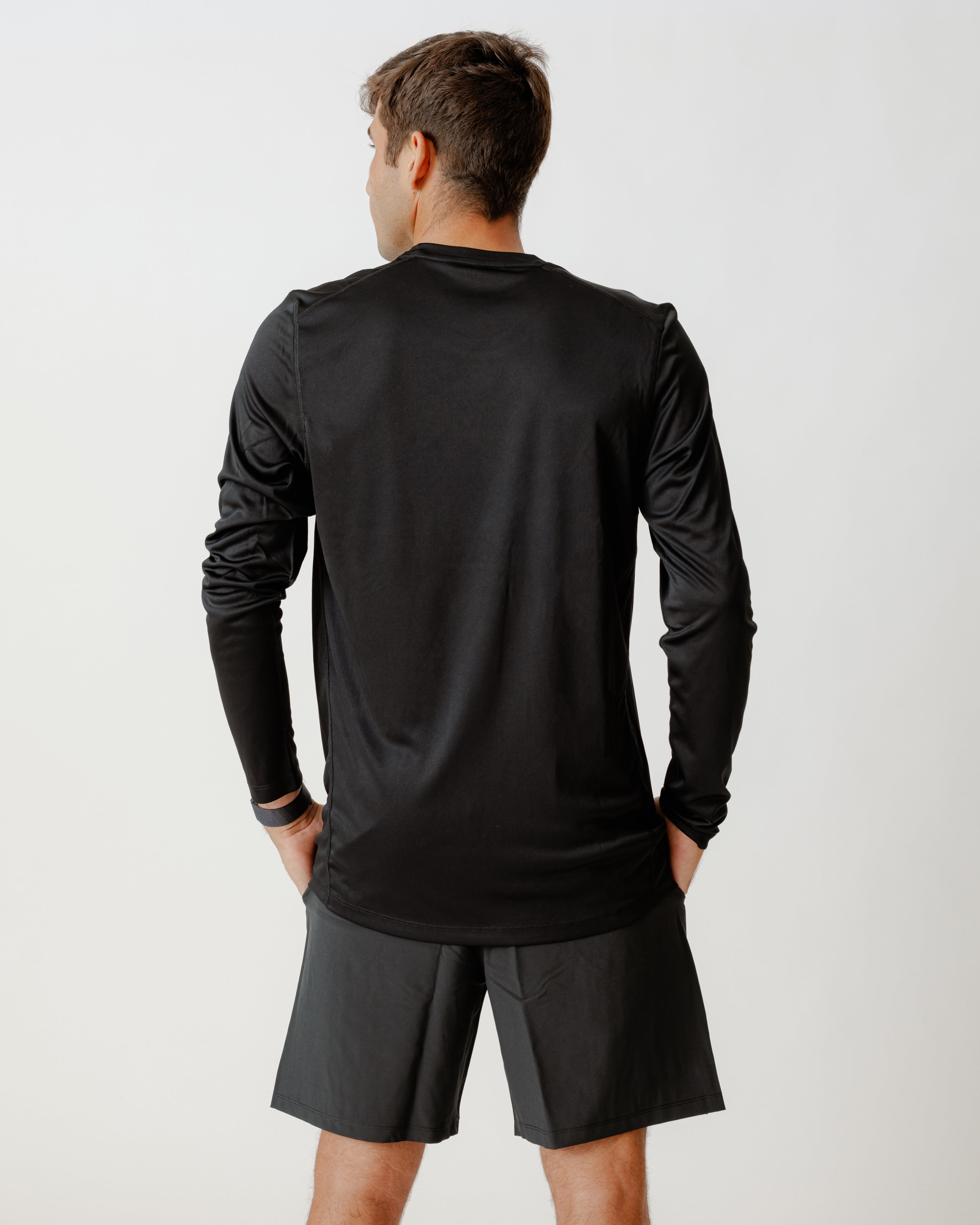 تي شيرت مطرز بأكمام طويلة