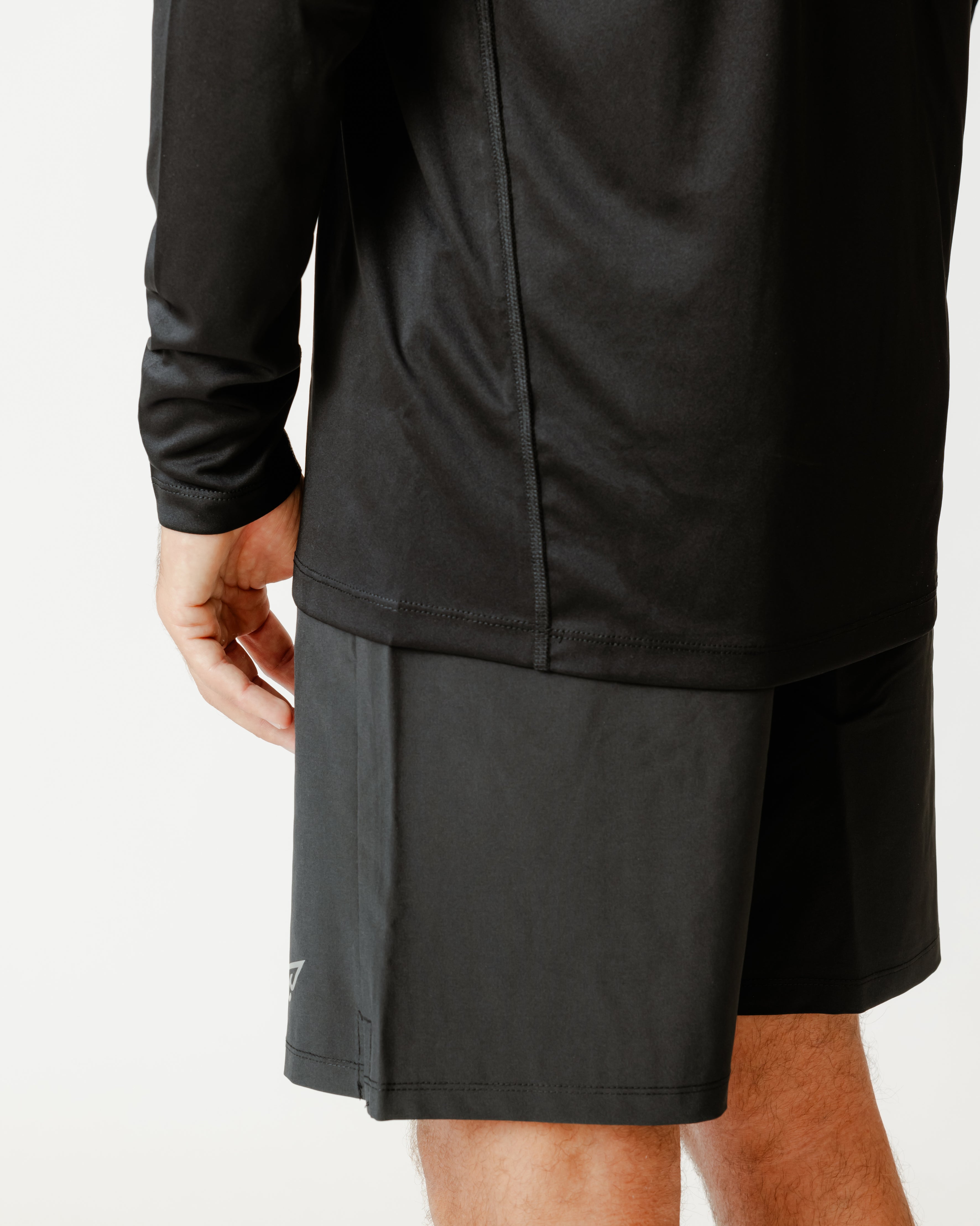 تي شيرت مطرز بأكمام طويلة