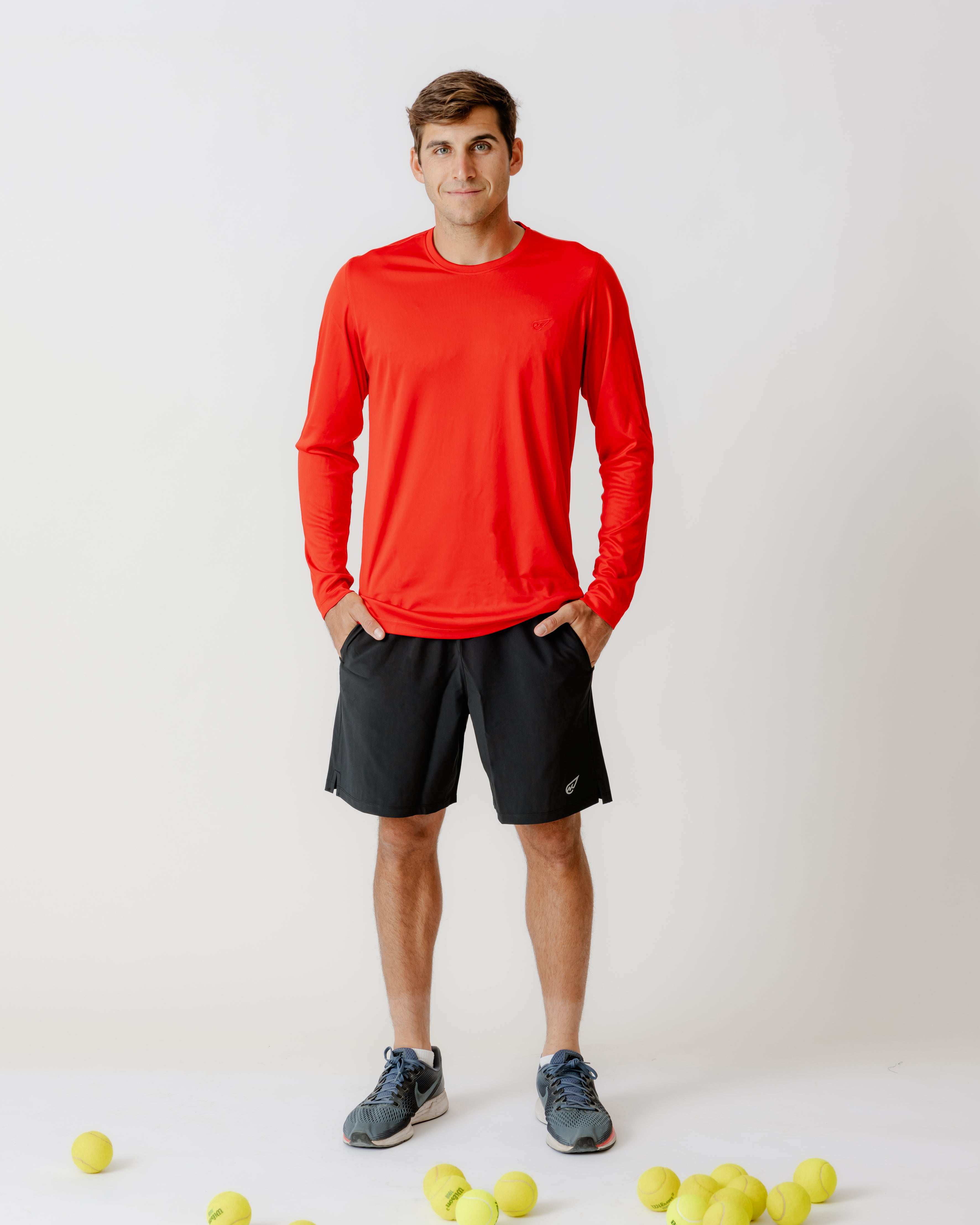 تي شيرت مطرز بأكمام طويلة