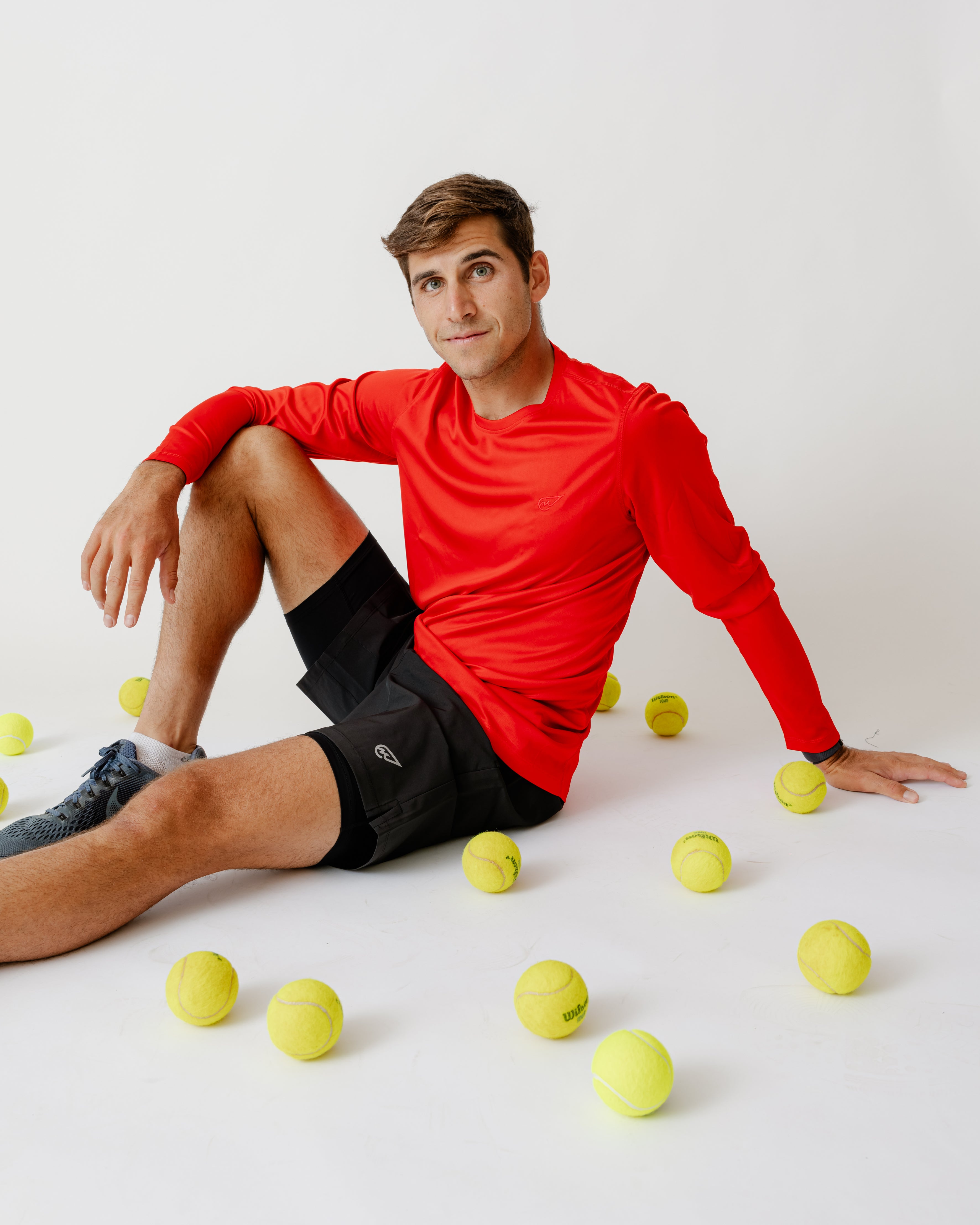 تي شيرت مطرز بأكمام طويلة