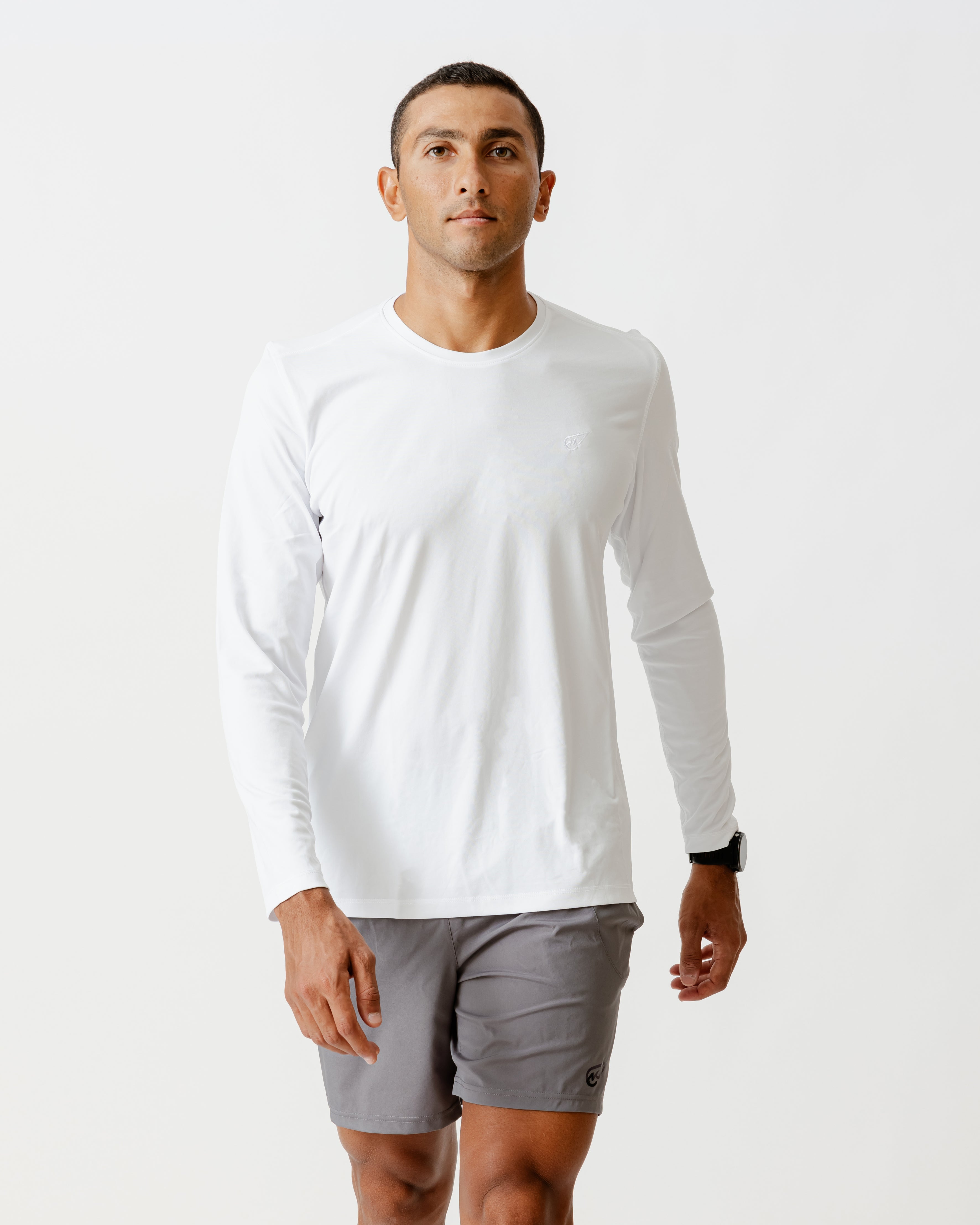 تي شيرت مطرز بأكمام طويلة