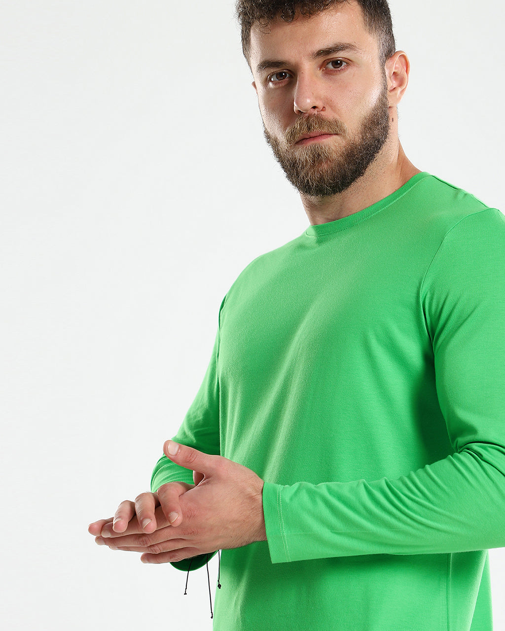 قميص قطني برقبة دائرية وأكمام طويلة