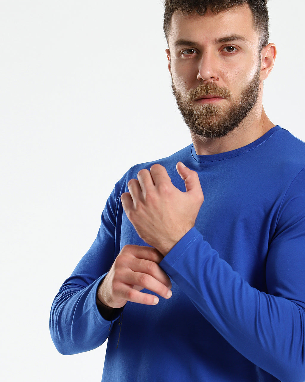 قميص قطني برقبة دائرية وأكمام طويلة