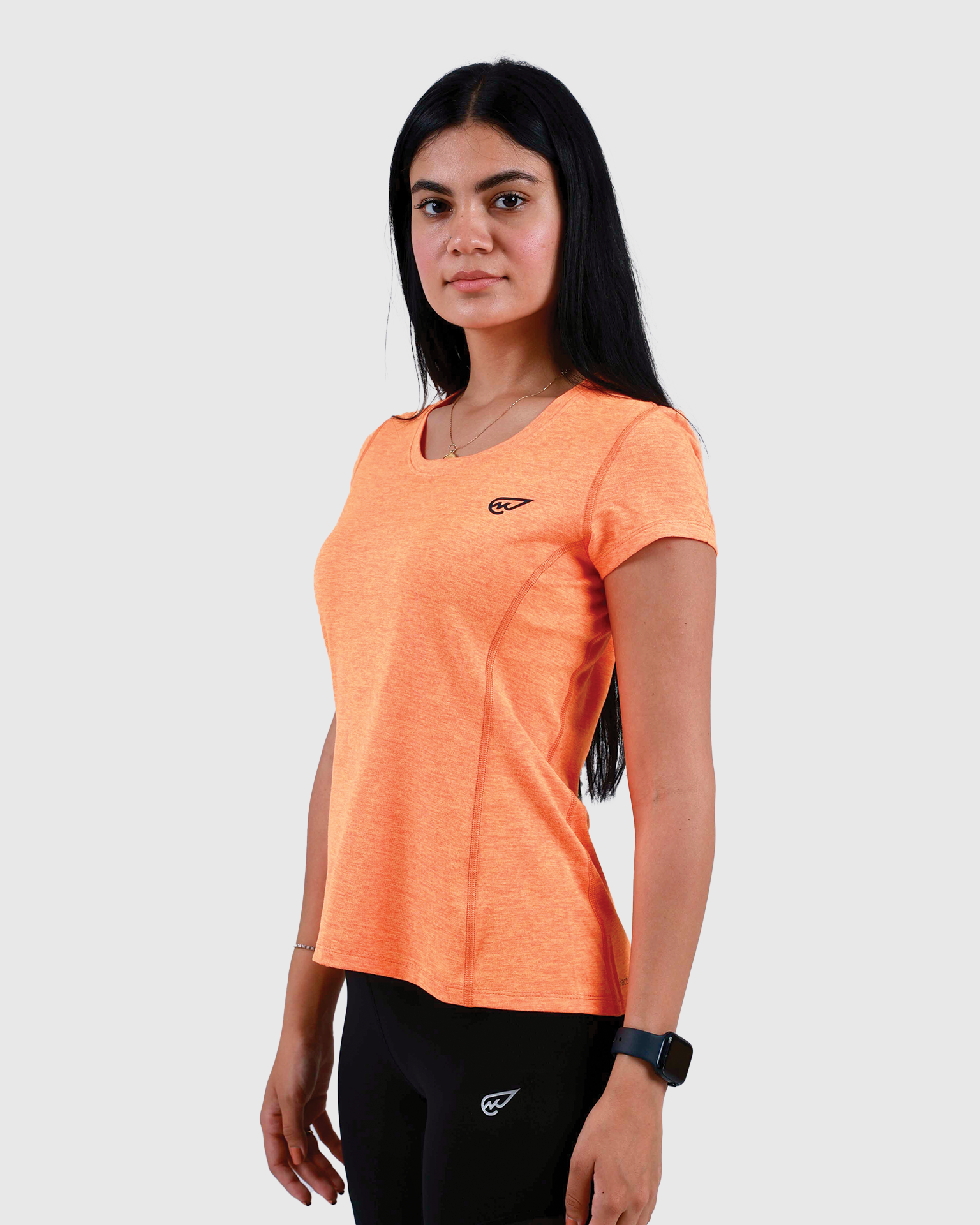 تي شيرت نابض بالحياة بأكمام قصيرة