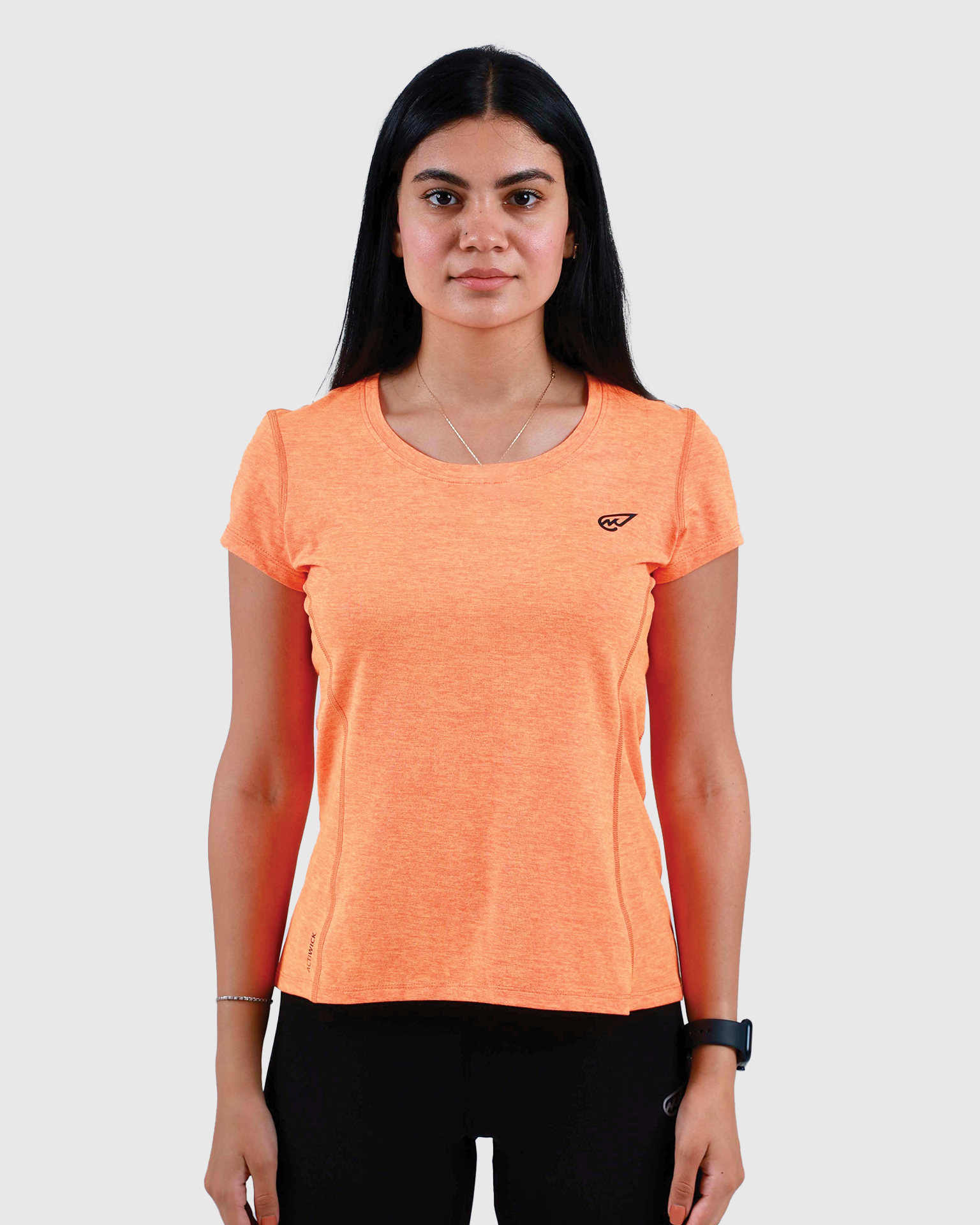 تي شيرت نابض بالحياة بأكمام قصيرة