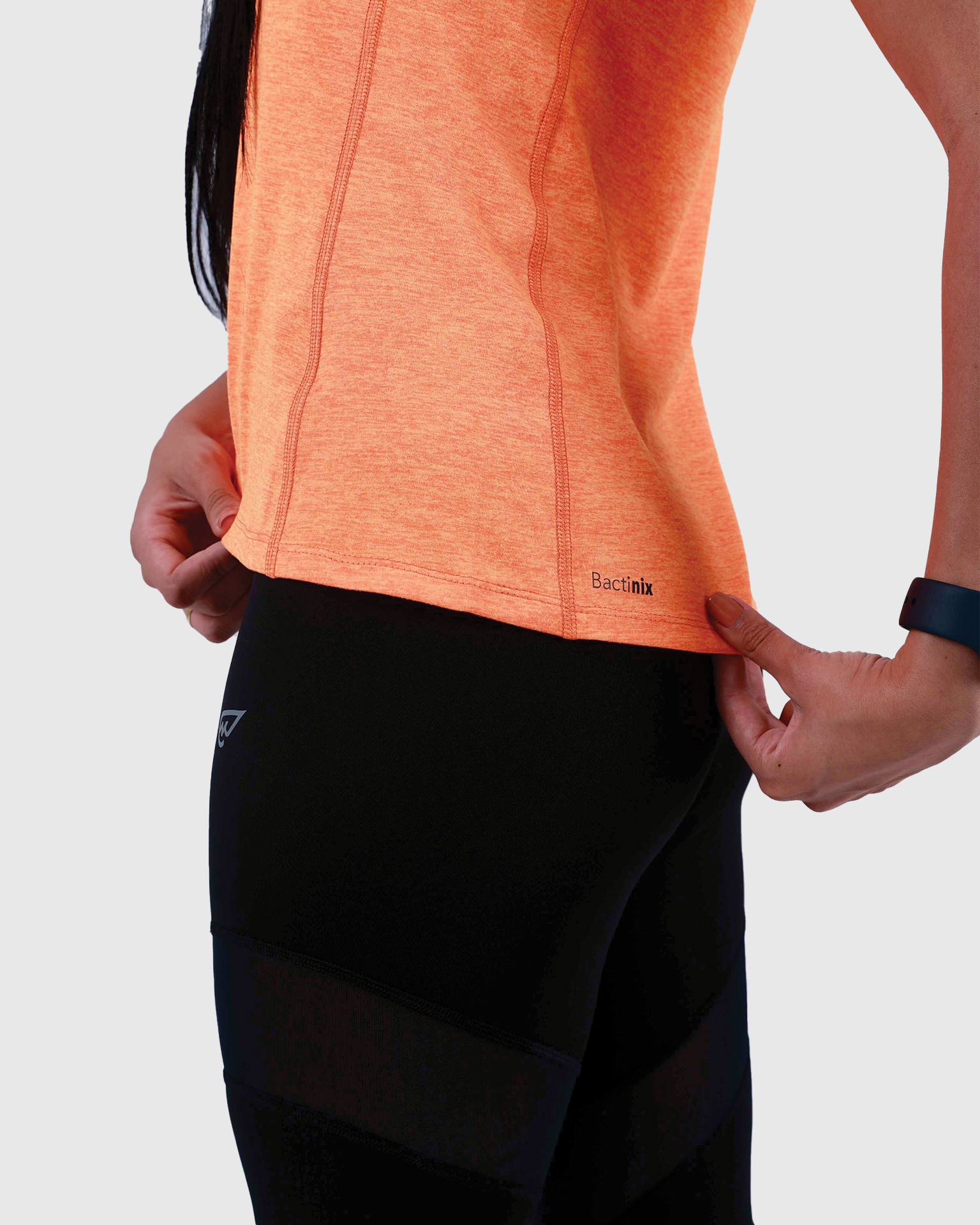 تي شيرت نابض بالحياة بأكمام قصيرة