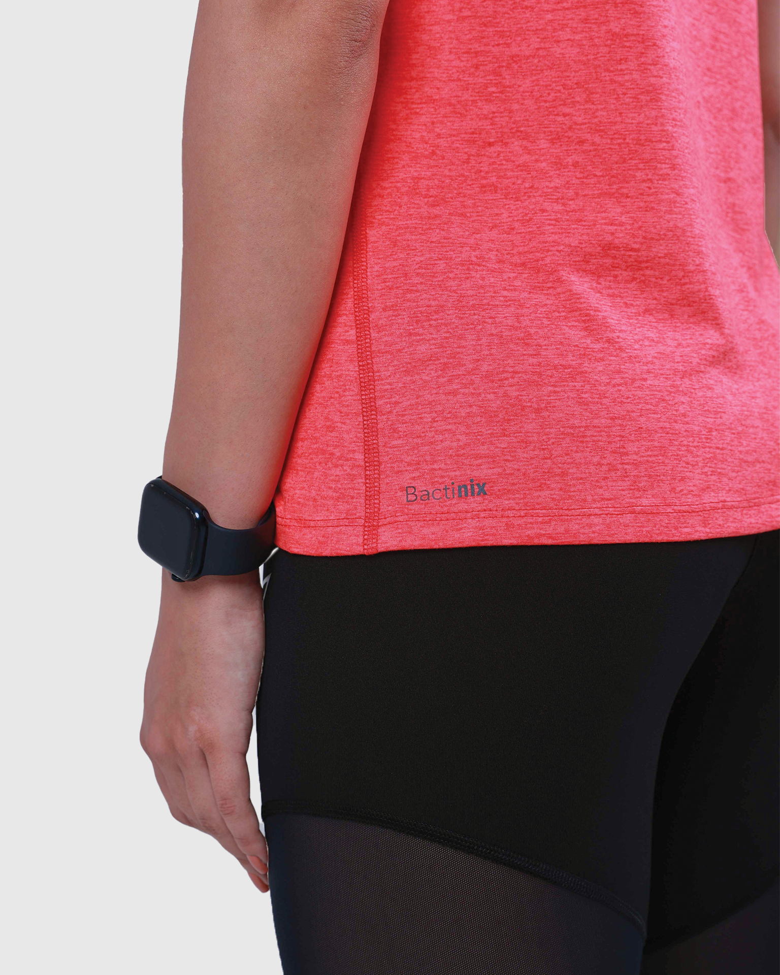 تي شيرت نابض بالحياة بأكمام قصيرة