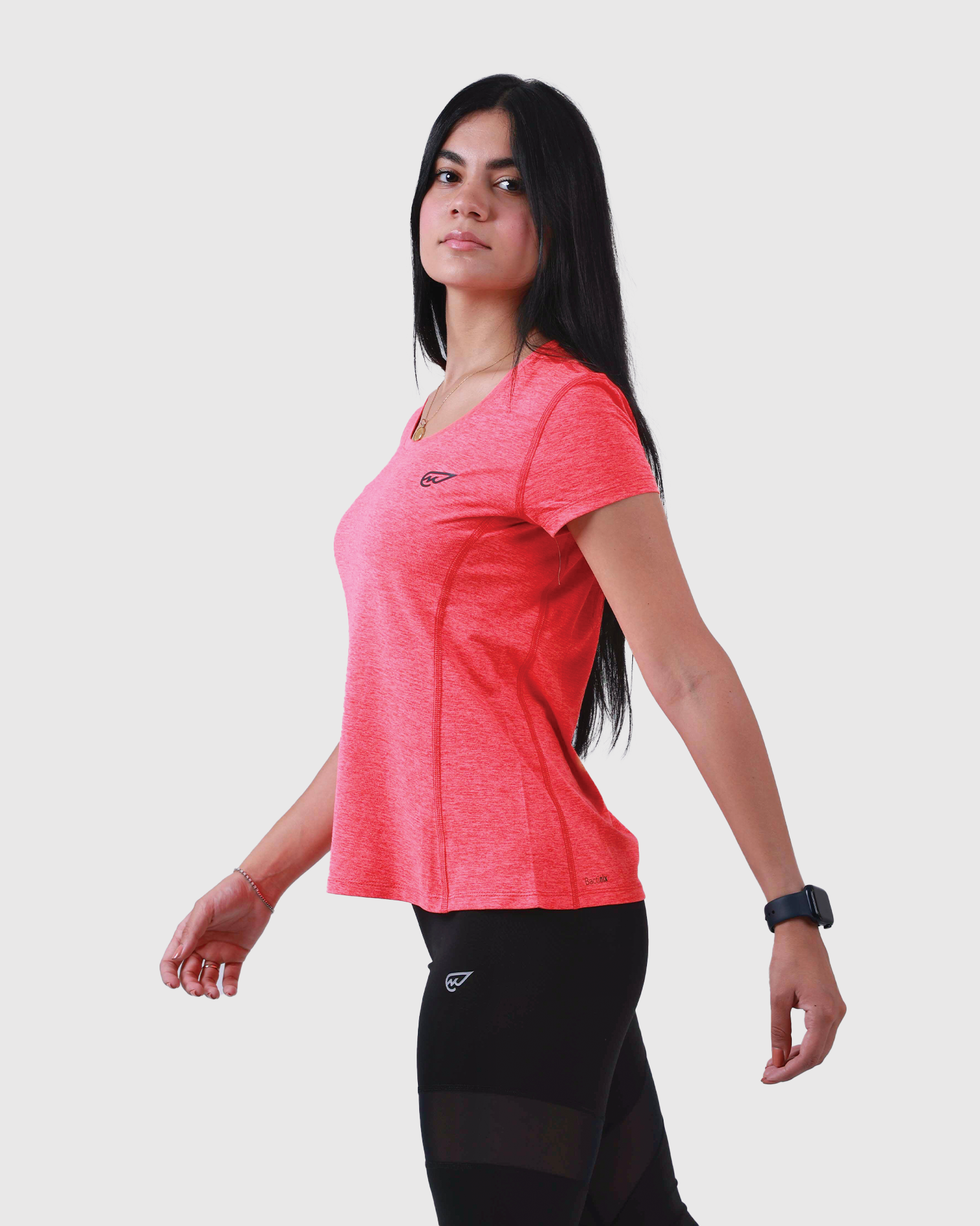 تي شيرت نابض بالحياة بأكمام قصيرة