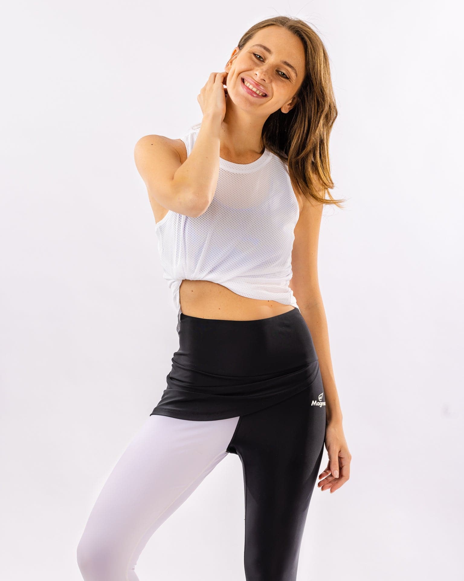 بنطال ضيق نصفه أسود ونصفه أبيض