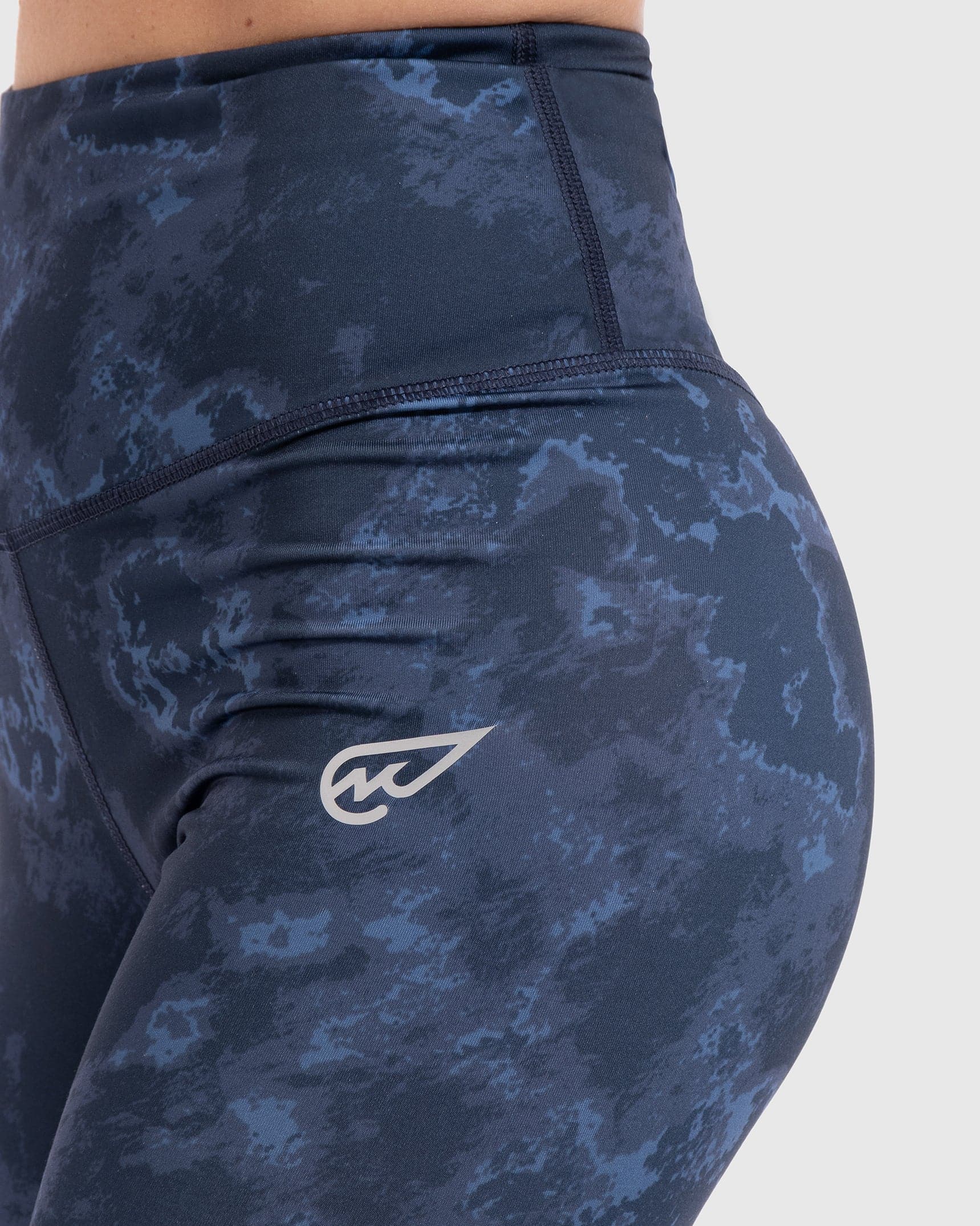 بنطال ضيق بطبعة الحمم البركانية