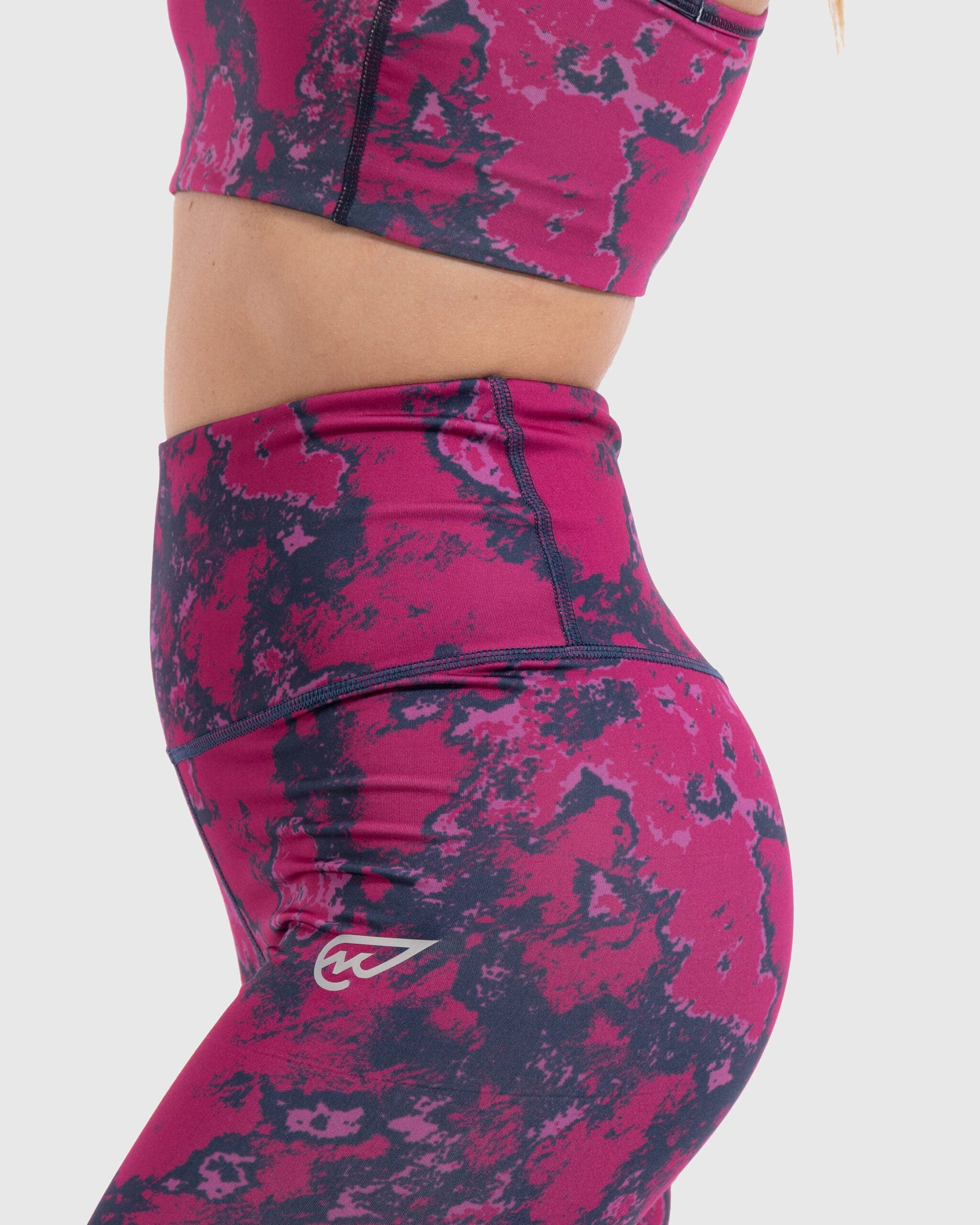 بنطال ضيق بطبعة الحمم البركانية